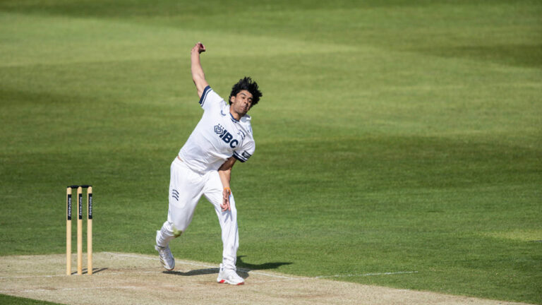 Sharma stars in fightback as Middlesex ride on Holden 182 – کاؤنٹی چیمپئن شپ کی سنسنی خیز جنگ