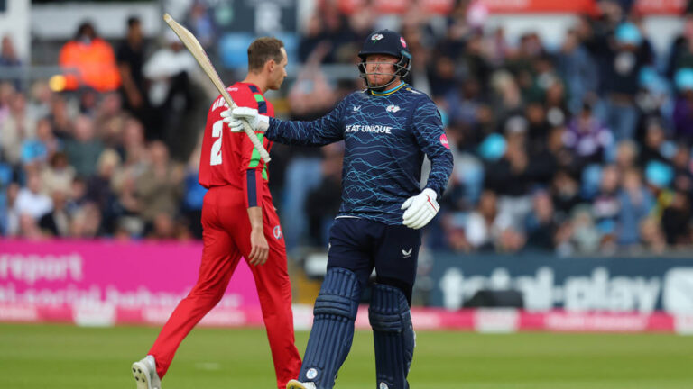 بیئرسٹو کی قیادت میں یارکشائر نے روزز میں ‘Bairstow leads charge as Yorkshire hand out Roses hammering’ – ایک تاریخی فتح