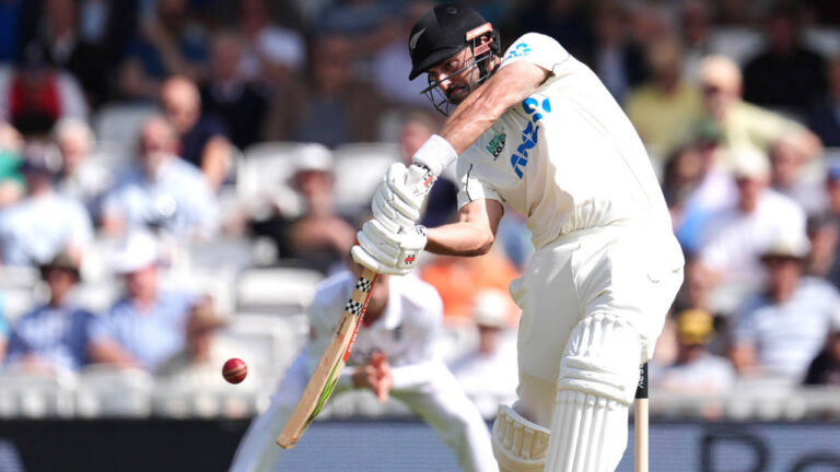 Mitchell fifty guides New Zealand’s lead past 400 بمقابلہ انگلینڈ